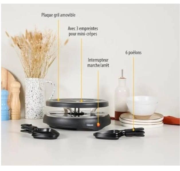 Appareil à raclette noir avec plaque grill et crêpière, 8 poêlons, avec aliments en cuisson. — vue 2