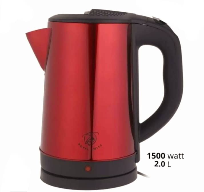 Bouilloire électrique Royal Swiss rouge 1500W 2.0L posée sur un comptoir de cuisine moderne. — vue 2