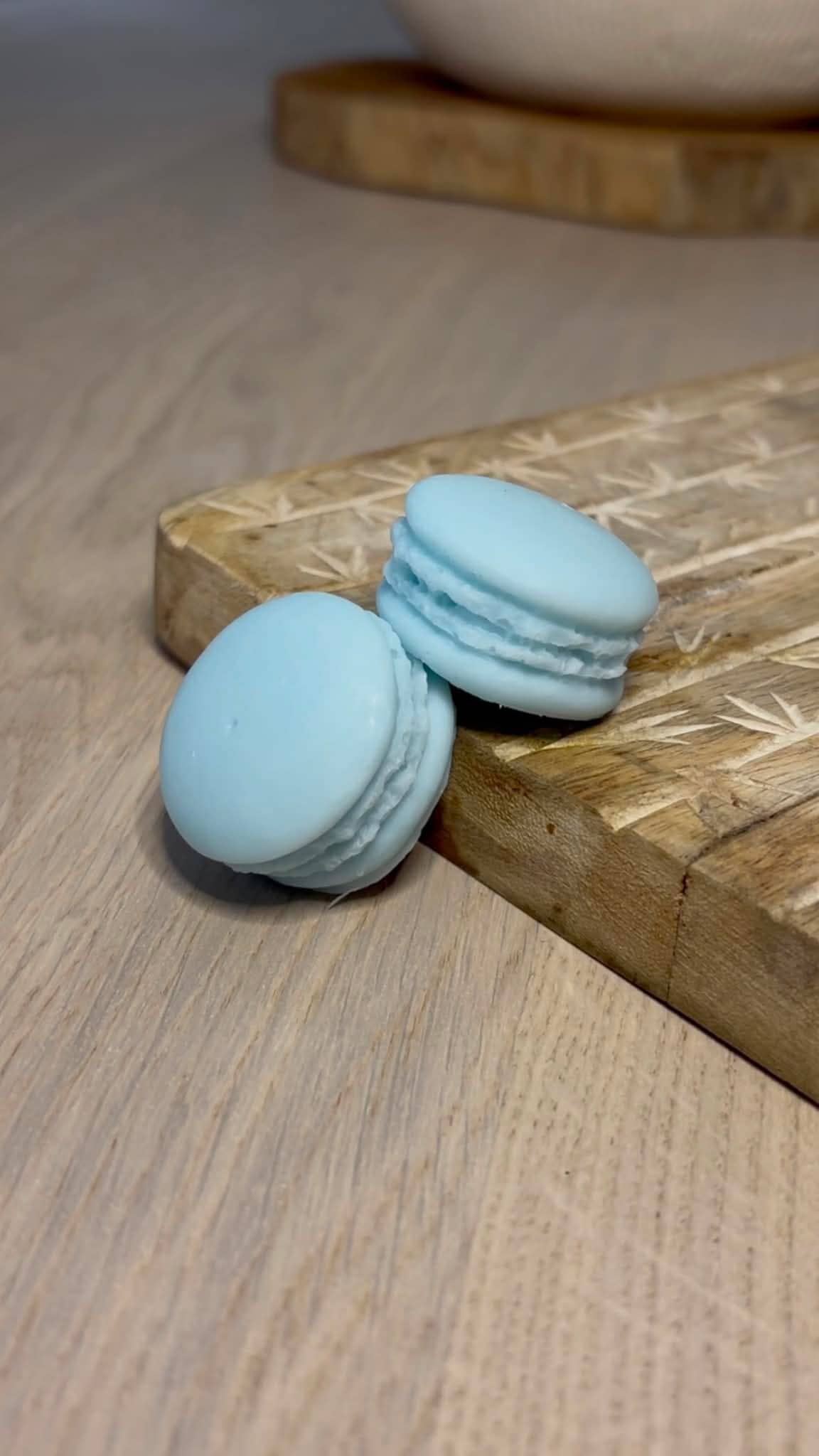 Quatre sachets blancs Elysia Senteur Les Indispensables — Cocooning, Après Ménage, Des Îles, Après Cuisine — posés sur surface bois avec fleurs séchées. — vue 3