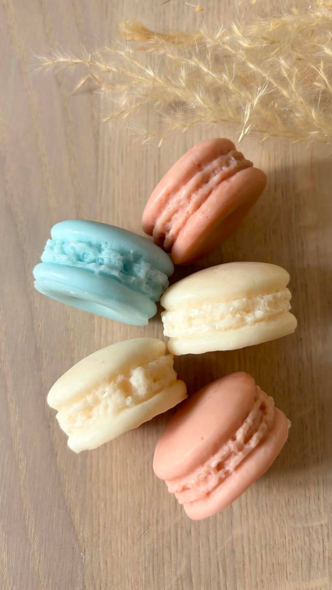 Quatre sachets blancs Elysia Senteur Les Indispensables — Cocooning, Après Ménage, Des Îles, Après Cuisine — posés sur surface bois avec fleurs séchées. — vue 2