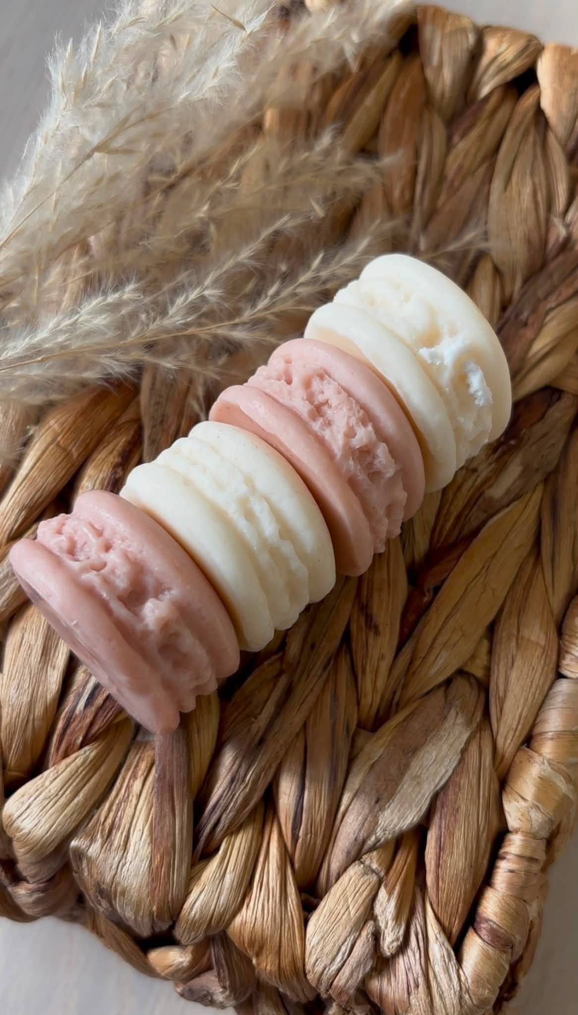 Quatre sachets blancs Elysia Senteur Les Indispensables — Cocooning, Après Ménage, Des Îles, Après Cuisine — posés sur surface bois avec fleurs séchées. — vue 4
