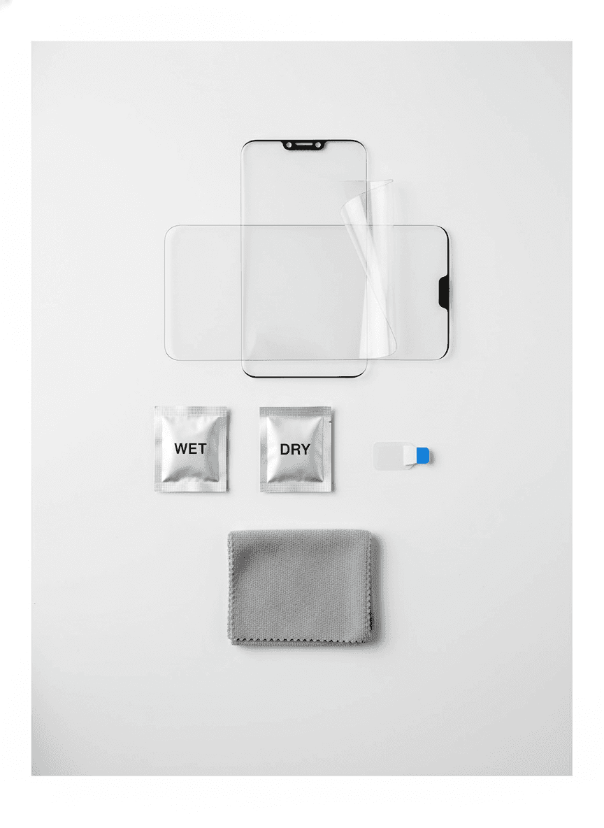 Une main applique un film de protection transparent sur l'écran bleu d'un smartphone avec une raclette. — vue 3