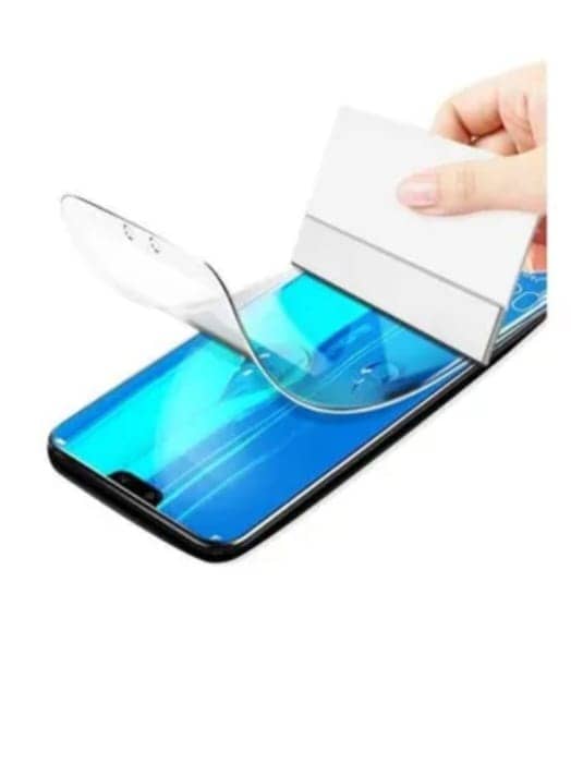 Une main applique un film de protection transparent sur l'écran bleu d'un smartphone avec une raclette. — vue 1