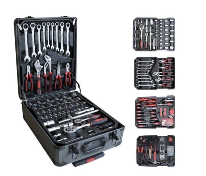 Quatre mallettes d'outils ouvertes presentant un assortiment complet de douilles, cles, tournevis et pinces. — vue 1