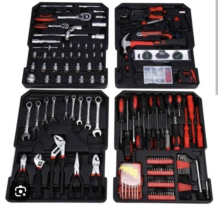 Quatre mallettes d'outils ouvertes presentant un assortiment complet de douilles, cles, tournevis et pinces. — vue 2