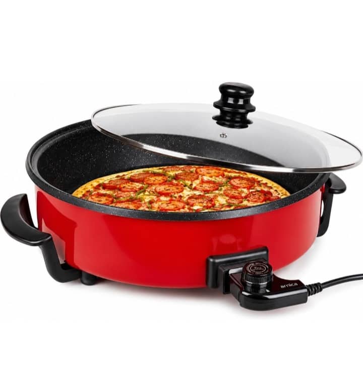 Poêle électrique rouge avec couvercle en verre, contenant une pizza cuite, sur une table en bois. — vue 2