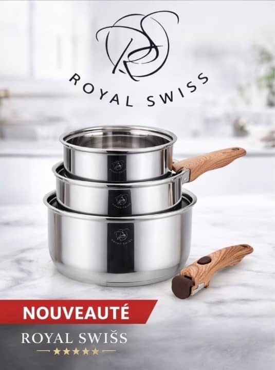 Trois casseroles en acier inoxydable empilées avec une poignée amovible sur un fond clair. — vue 1