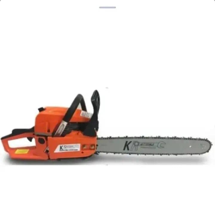 Tronçonneuse thermique Smart Germany orange posée sur une souche dans un environnement forestier, avec gants à proximité. — vue 2