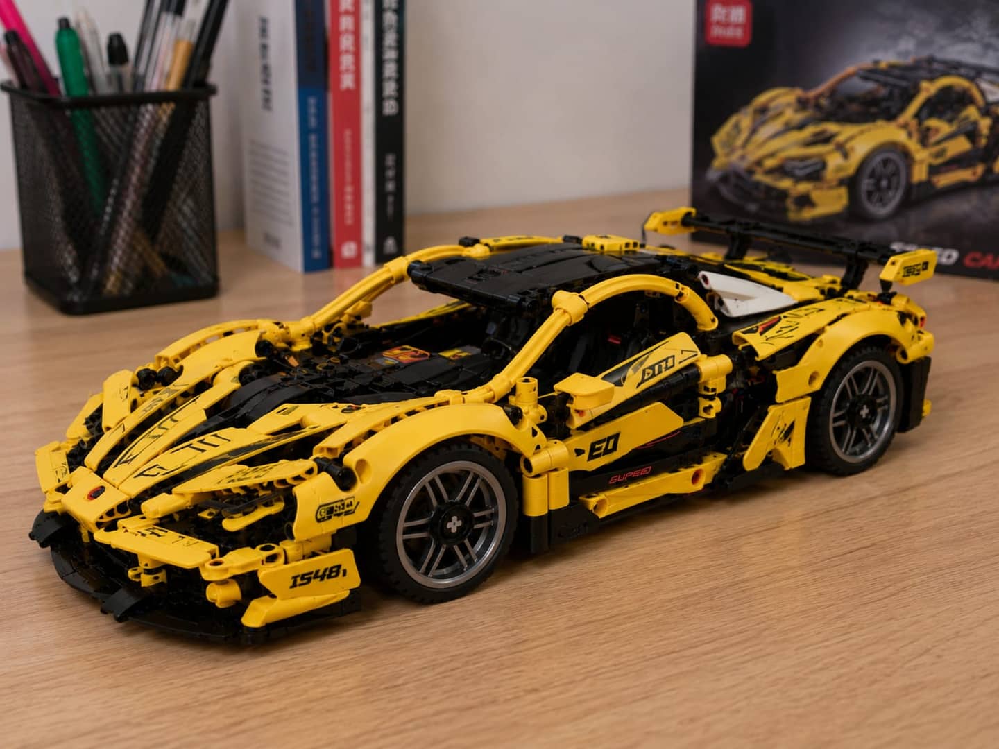 Trois kits de construction de voitures de course télécommandées Mingdi en rouge, jaune et verte, posés sur une table. — vue 3
