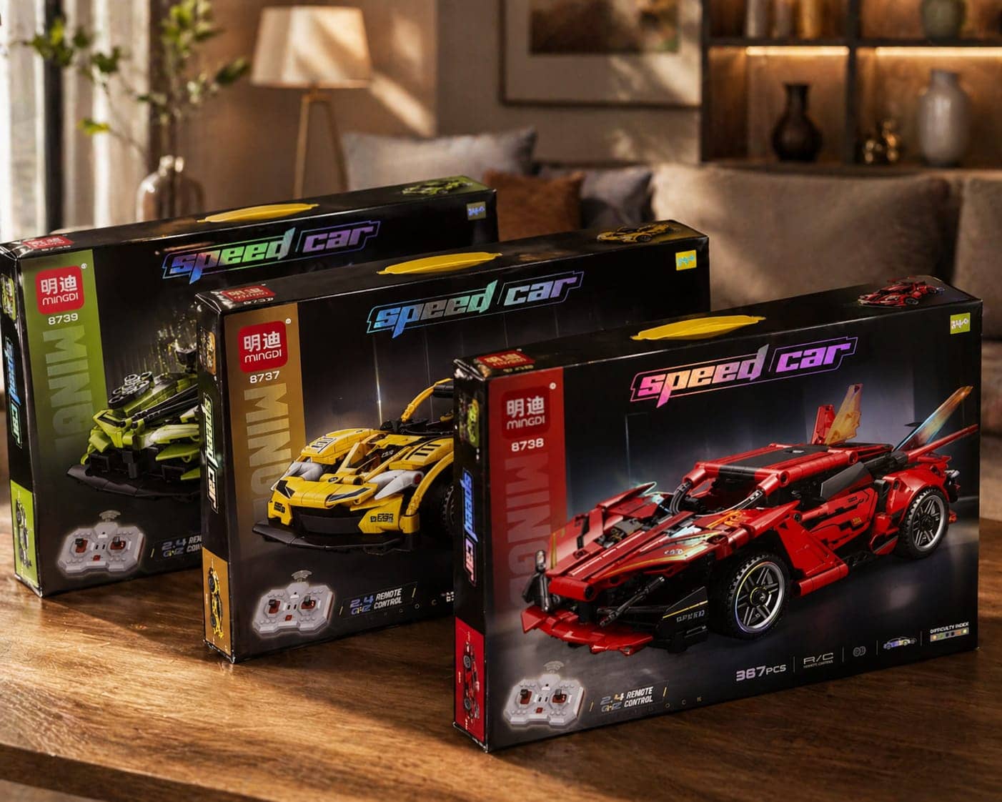 Trois kits de construction de voitures de course télécommandées Mingdi en rouge, jaune et verte, posés sur une table. — vue 1