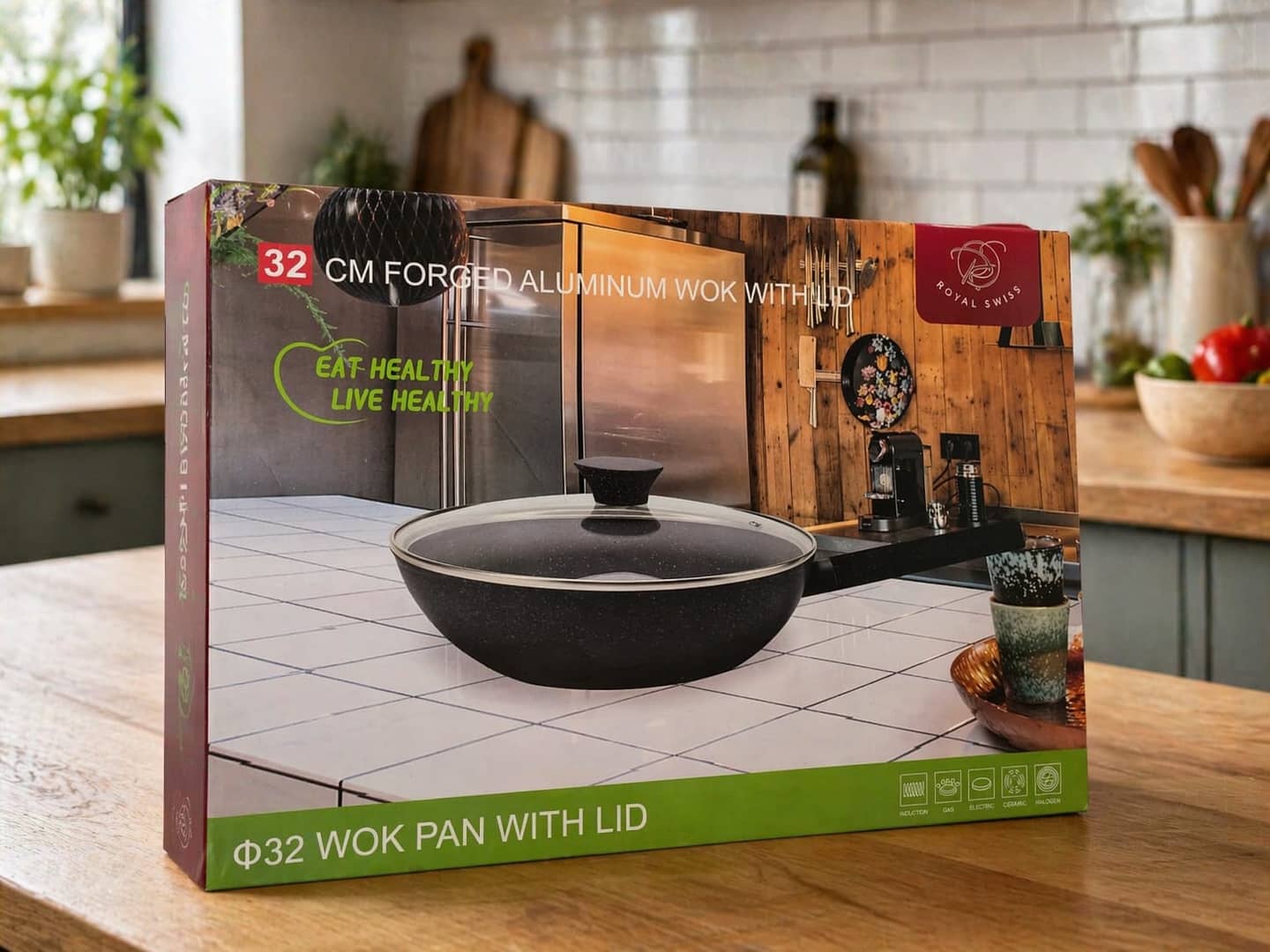 Boîte d'emballage d'un wok Royal Swiss en aluminium forgé de 32 cm avec couvercle, posée sur un comptoir de cuisine. — vue 2